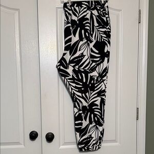 Girl With Curves Black and White Leaf Print Pants Size 3X